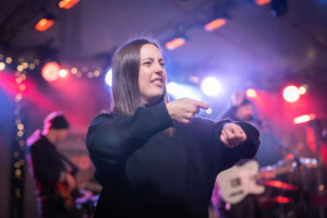 Koncert: Korben Dallas, tlmočený do umeleckého posunkového jazyka