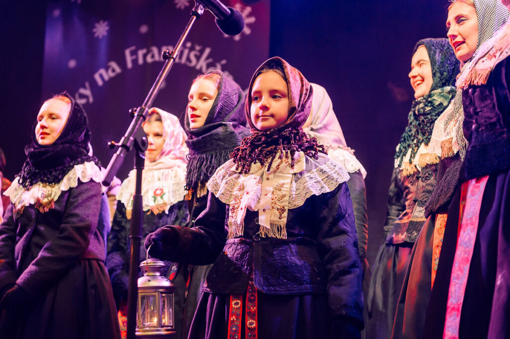 Folklórna skupina Cífer, Bratislavské Vianoce 2024, speváčky