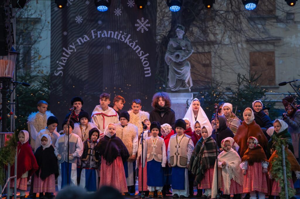 Folklórny súbor Juránek vystupuje počas Bratislavských Vianoc