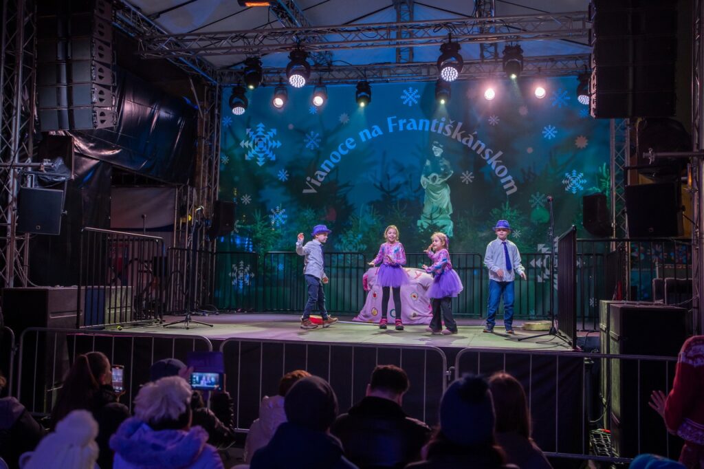 detský folkloristi vystupujú na Františkánskom námestí