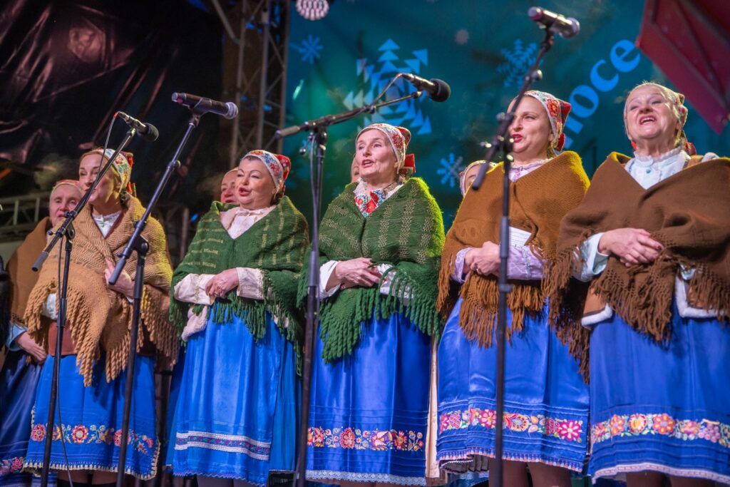 Speváčky v krojoch z Folklórnej skupinayVajnorského okrášľovacieho spolku