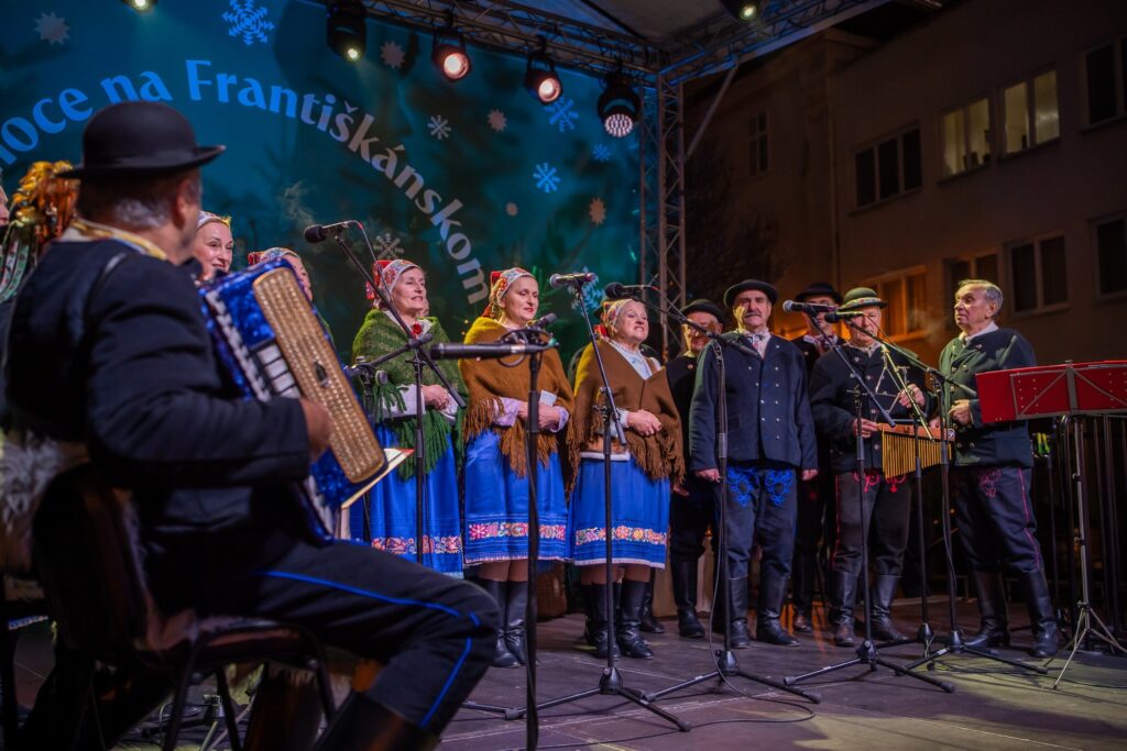 Folklórna skupina Vajnorského okrášľovacieho spolku, speváci, speváčky a hudobníci