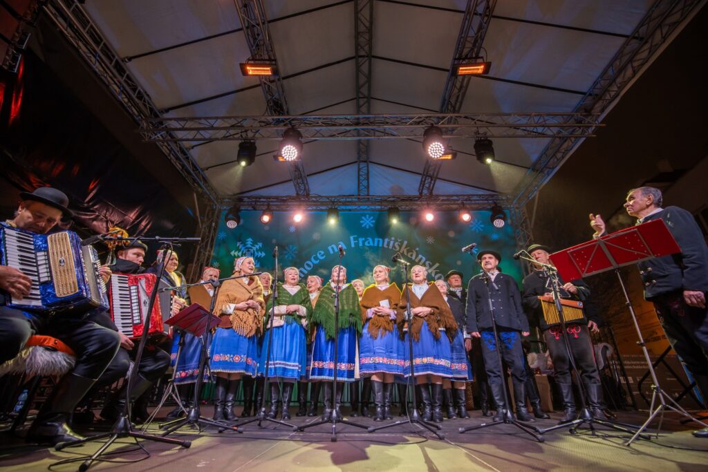 Folklórna skupina Vajnorského okrášľovacieho spolku vystupuje na pódiu na Františkánskom námestí
