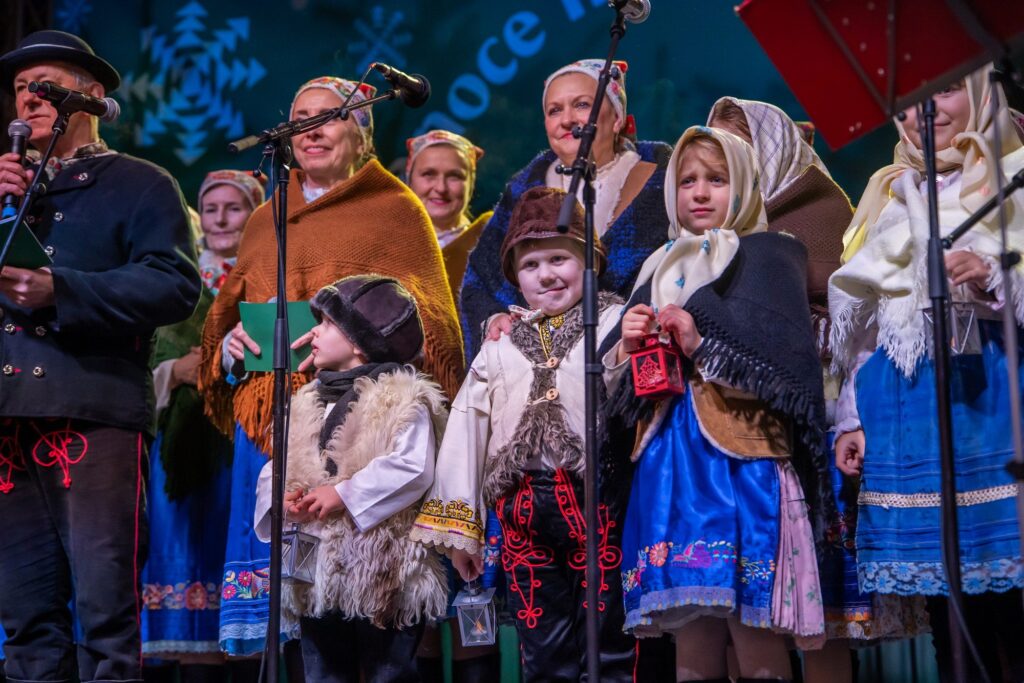 Speváčky a deti z Folklórna skupina Vajnorského okrášľovacieho spolku vystupujú počas Bratislavských Vianoc 2025