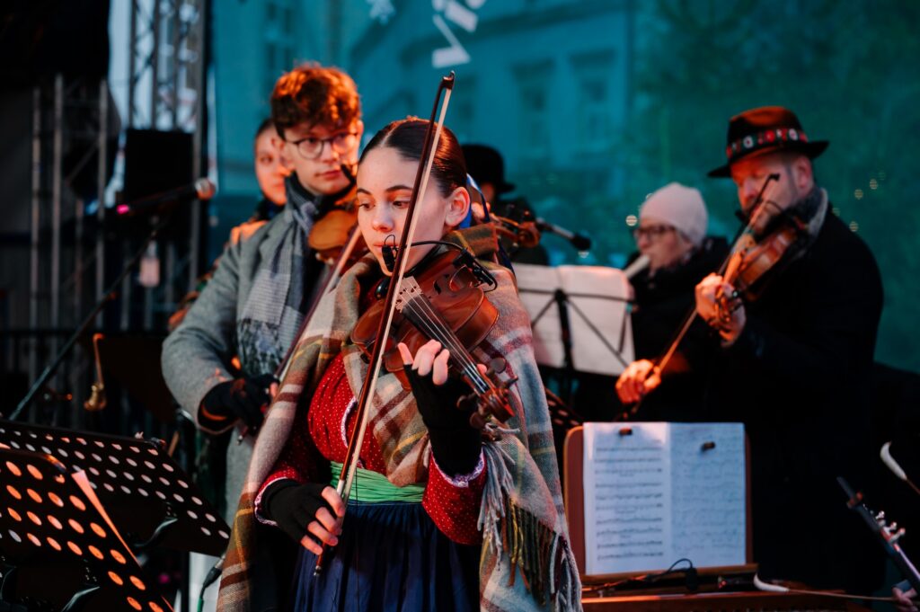 Huslistka a huslisti Cimbálovej muziky Juránečka