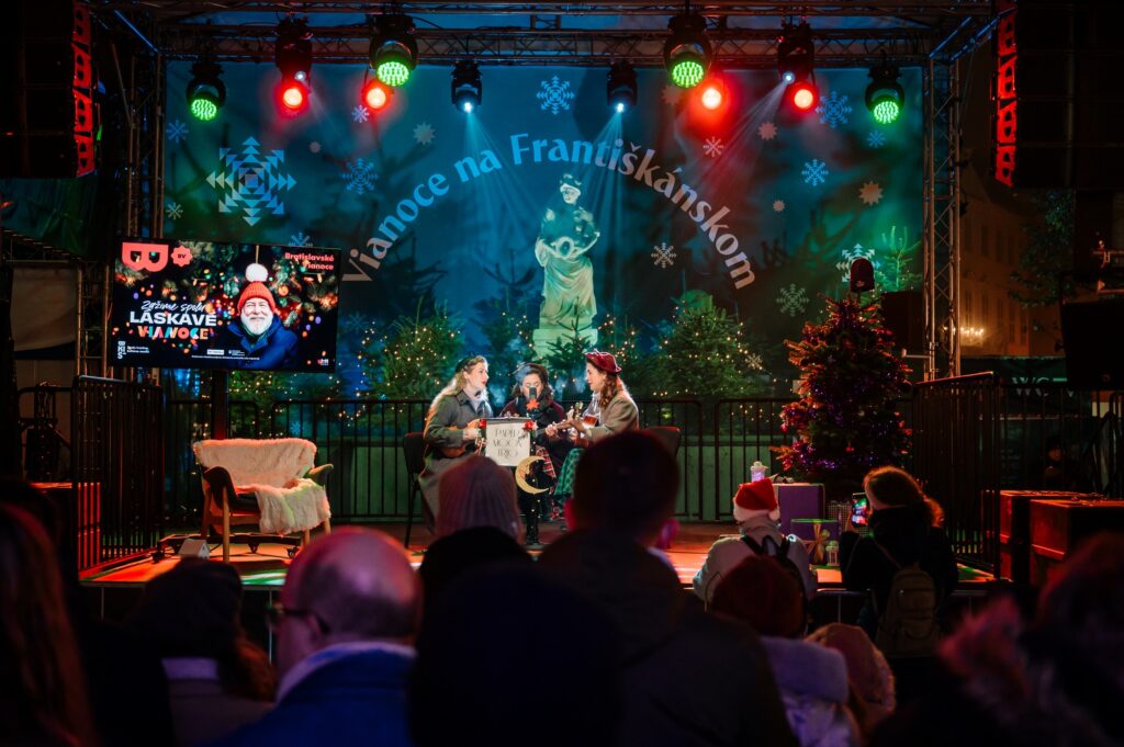 Paper Moon Trio na pódiu Vianoce na Františkánskom