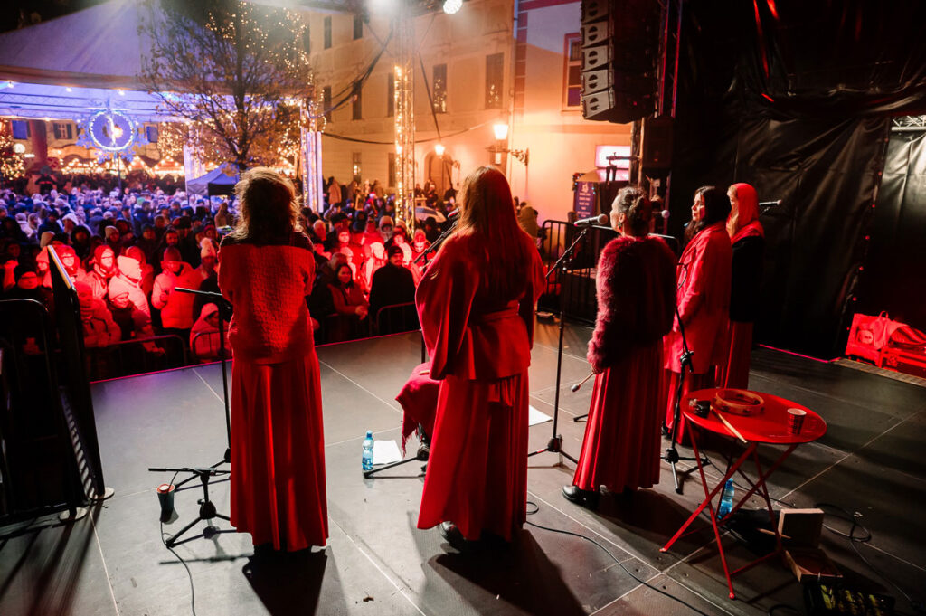 Skupina Neha - pohľad od pódia na divákov a diváčky