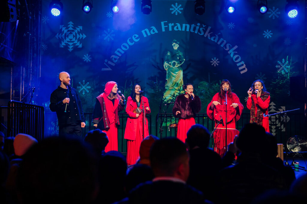 Speváčky skupiny NEHA počas Vianoc na Františkánskom