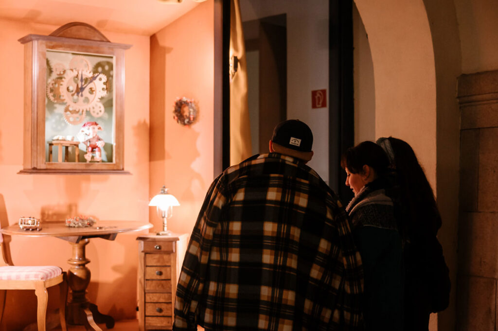 Okno hry Škriatkovo kúzlo pred ktorým stoja hráči a hráčky