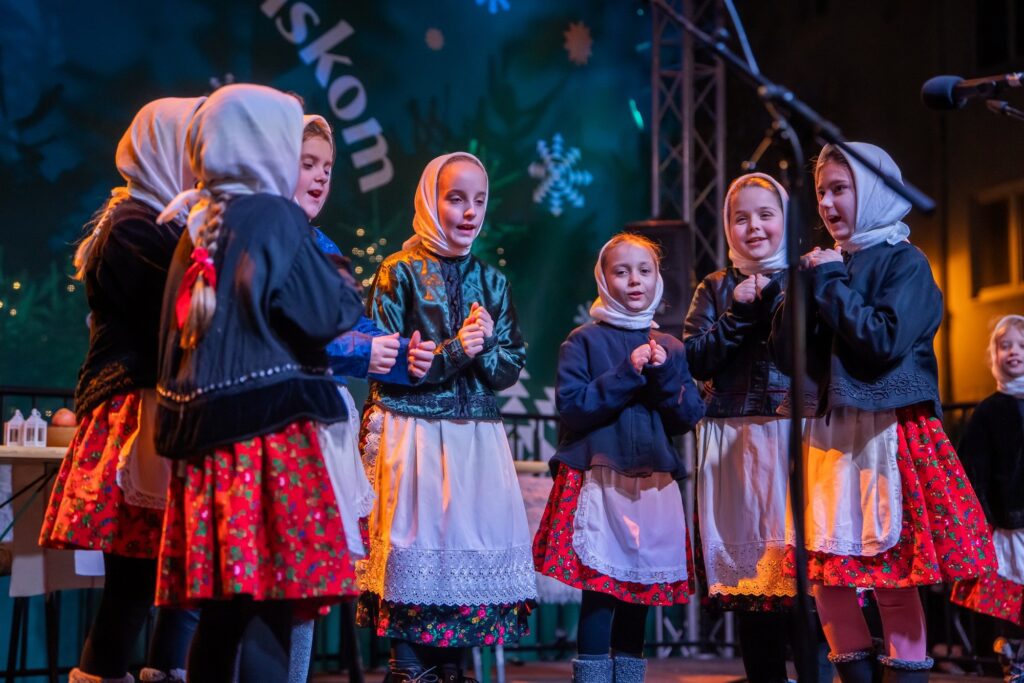 Folklórna skupina Čeľaďania, deti vystupujú počas Bratislavských Vianoc
