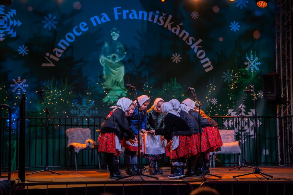 Folklórna skupina Čeľaďania, tanečníčky v krojoch