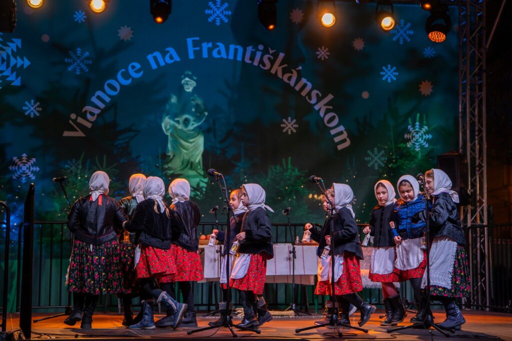 Folklórna skupina Čeľaďania, folklórne vystúpenie na Františkánskom