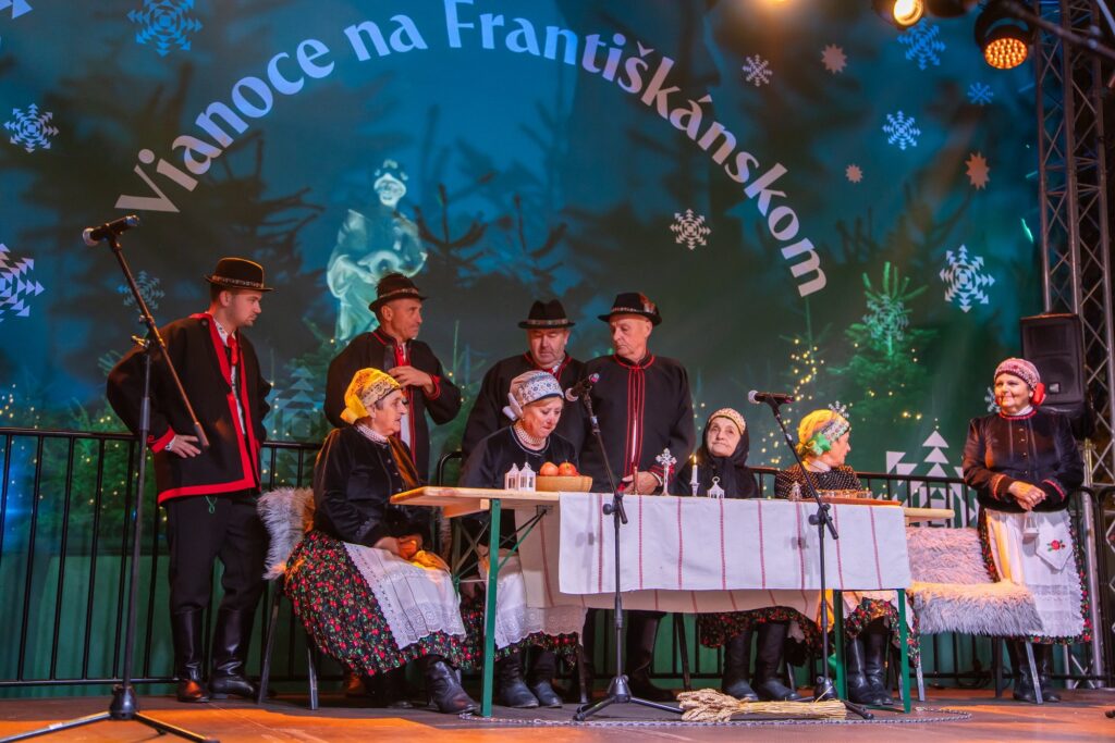 Folklórna skupina Čeľaďania, program s vianočnými zvykmi