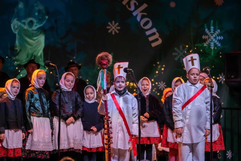 Folklórna skupina Čeľaďania, detská skupina, v popredí Traja králi