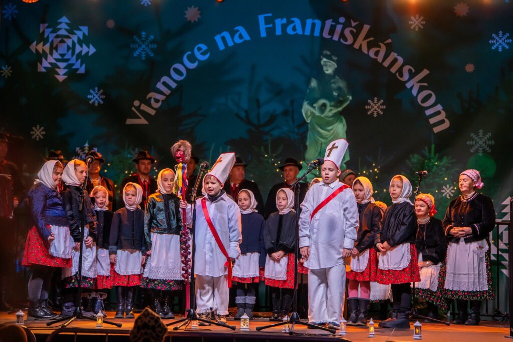 Folklórna skupina Čeľaďania, traja králi