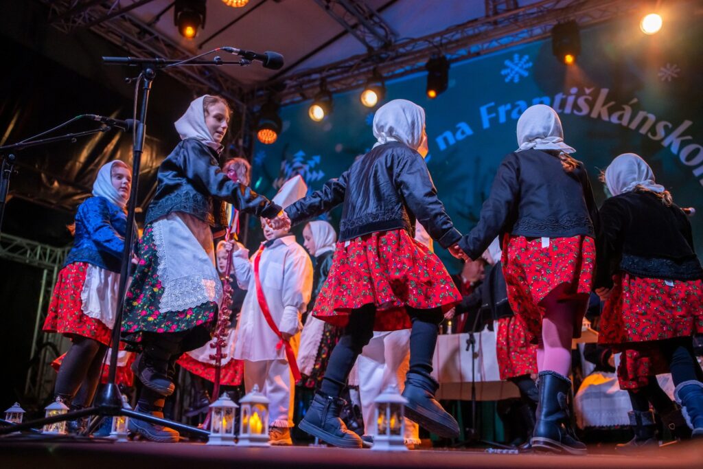 Folklórna skupina Čeľaďania, tanečné vystúpenie
