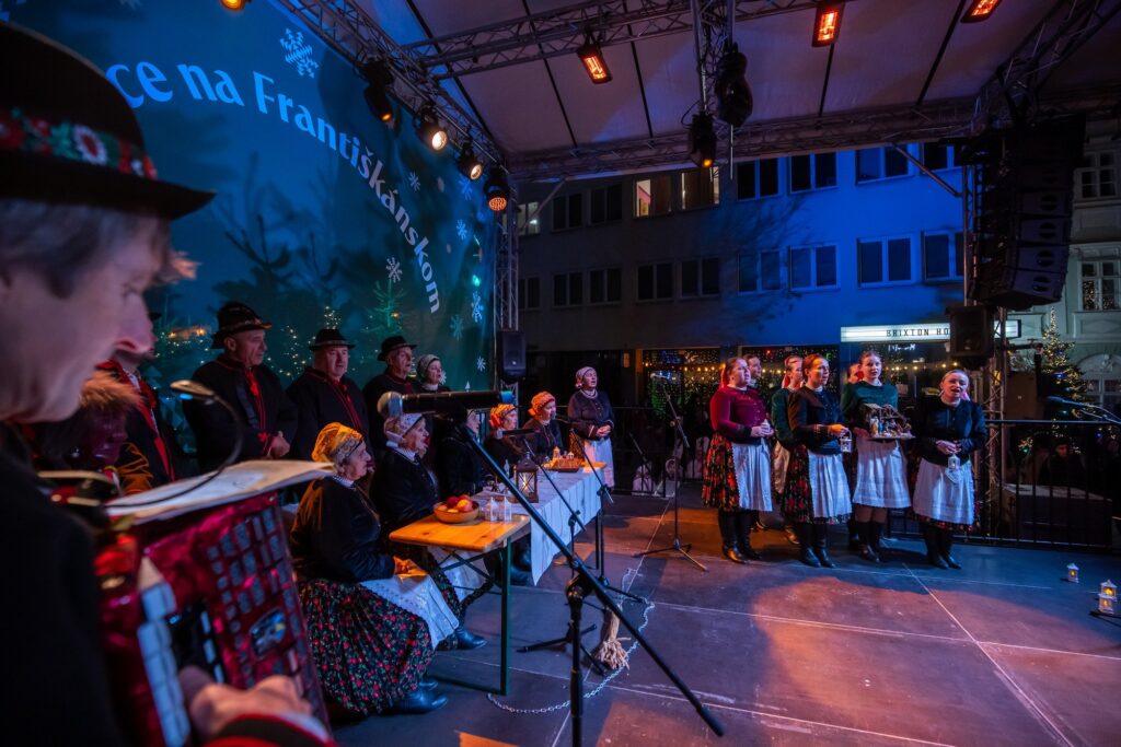 Folklórna skupina Čeľaďania vystupuje na Františkánskom