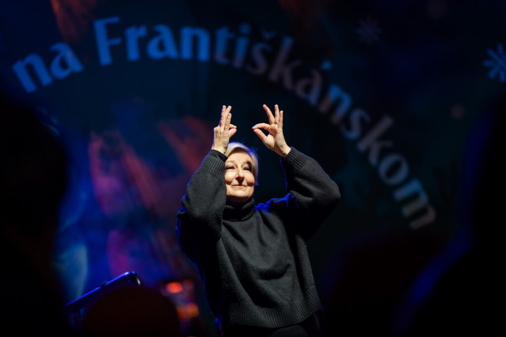 Tlmočníčka umelecky tlmočí piesne Kataríny Koščovej do slovenského posunkového jazyka