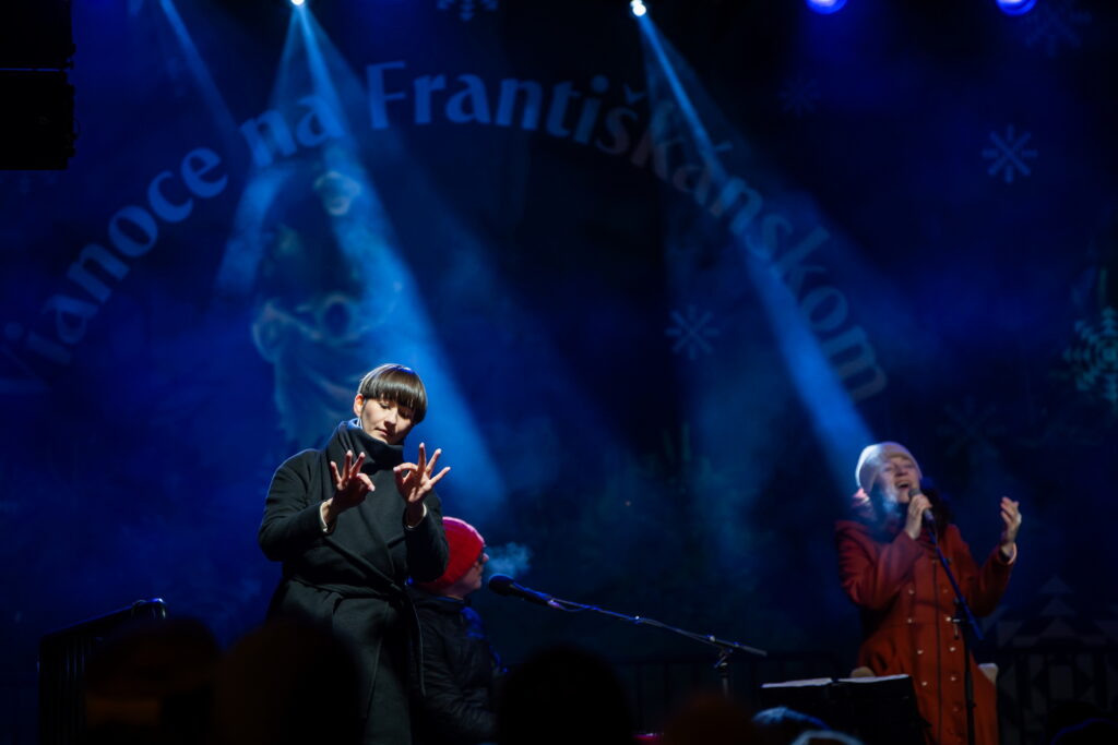 Tlmočníčka do slovenského posunkového jazyka umelecky tlmočí koncert Kataríny Koščovej
