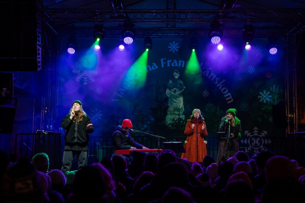 Katarína Koščová, Veronika Husovská, Daniel Špiner. Koncert tlmočí tlmočníčka do slovenského posunkového jazyka