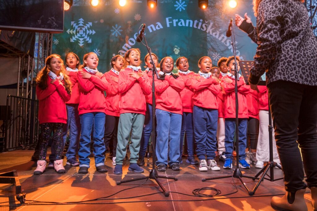 Goodwood Park School Choir, speváci a speváčky sprevádzajú spev tlieskaním