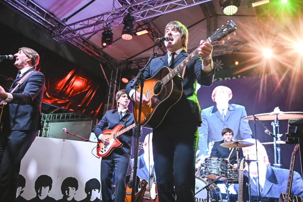 skupina Brouci Band – The Beatles Revival vystupuje počas Bratislavského Silvestra