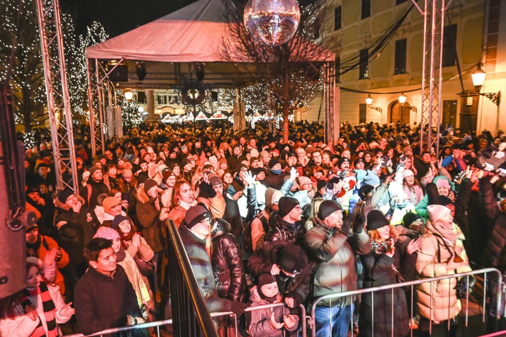 Publikum na Františkánskom námestí počas Bratislavského Silvestra