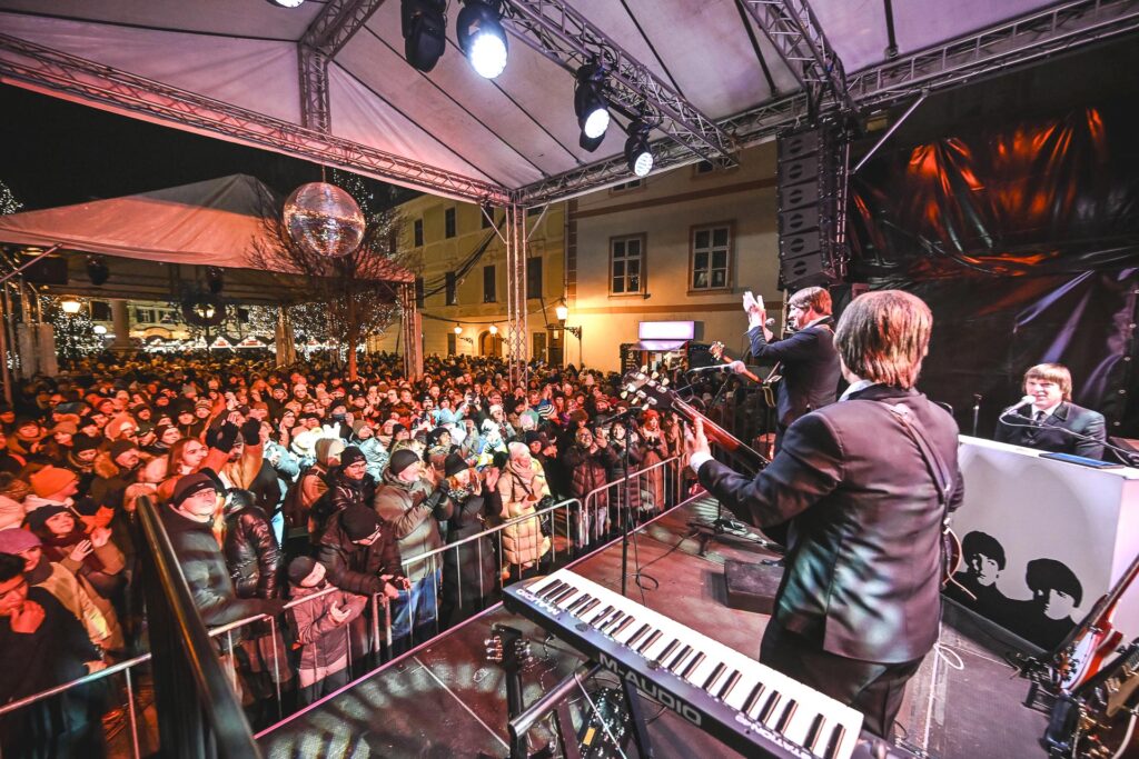 Publikum na  koncerte Brouci Band počas Bratislavského Silvestra