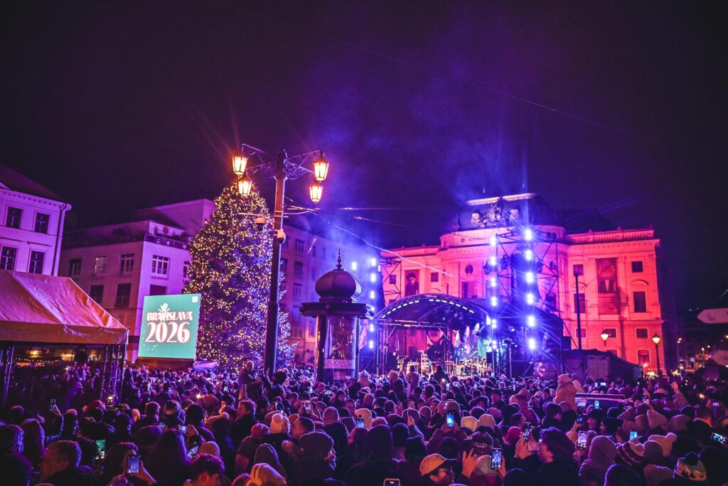 Hviezdoslavovo námestie plné návštevníkov počas Bratislavského Silvestra