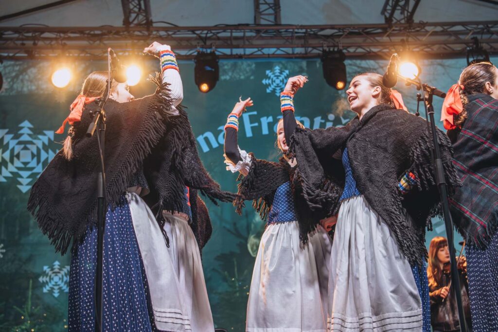 Detský folklórny súbor Hájenka, tanečnice