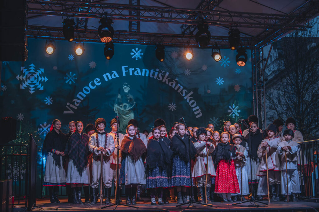 Detský folklórny súbor Hájenka počas Vianoc na Františkánskom